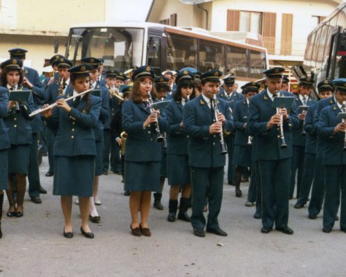 La Banda sfila a Ponte in Valtellina in occasione della manifestazione Ponte in Fiore